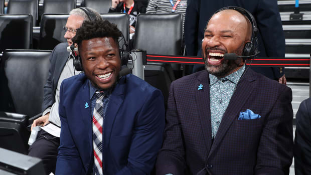 nate_robinson_and_derek_fisher_holdat.jpg